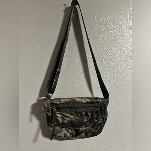 GUC Lululemon green and black camo crossbody.